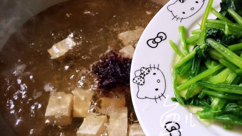 冬至美食 菠菜豆腐汤,放入菠菜
