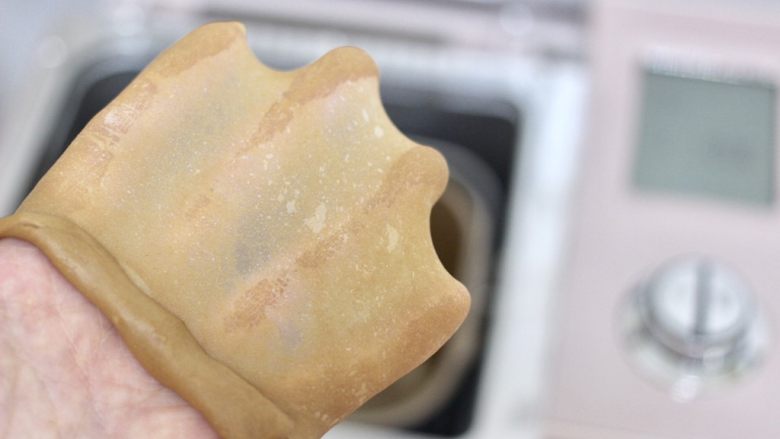 冬至美食～咖啡红薯华夫饼,10分钟后已经有了不容易破的手套膜。