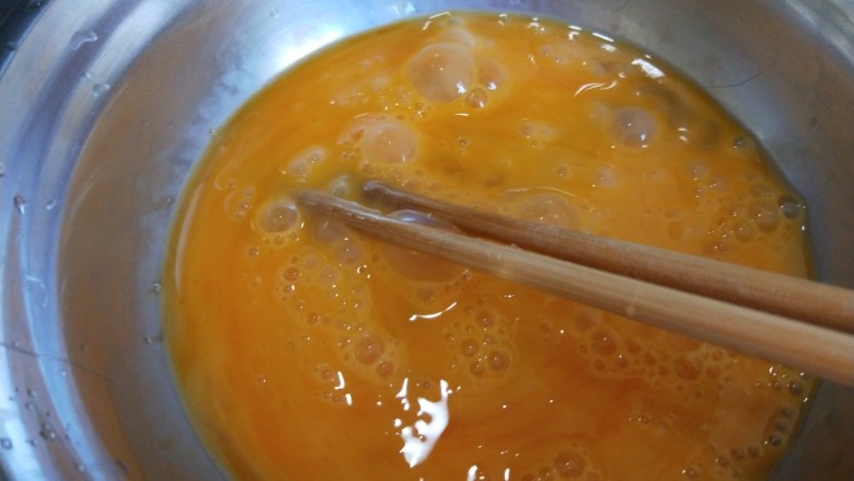 冬至美食+苦瓜炒鸡蛋,鸡蛋四个打入碗中加入适量盐搅拌均匀。