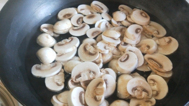冬至美食+香菇炒肉,焯一下水捞出来备用。