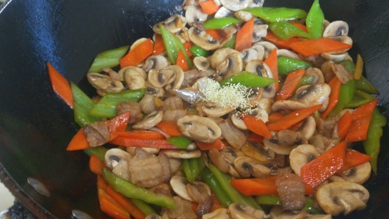 冬至美食+香菇炒肉,加入适量盐，鸡精炒均匀即可。