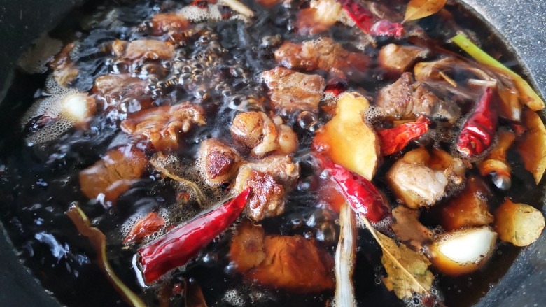 冬至美食 家常红烧牛肉,将焯牛腩的水倒回锅中，大火煮开。