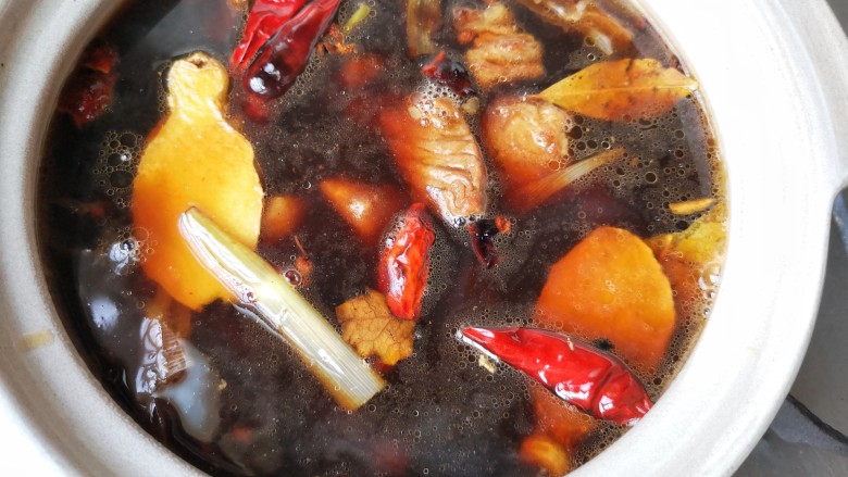 冬至美食 家常红烧牛肉,煮开后移入砂锅中，如果这时汤不够多可适量加入开水，中小火加盖焖40-60分钟。