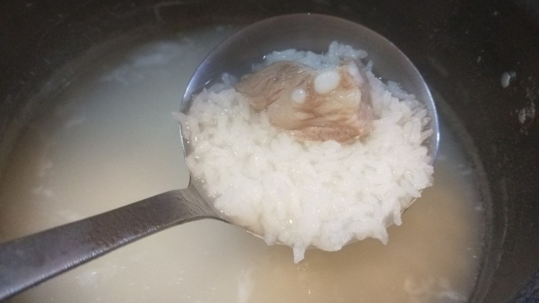香菇排骨粥,熬制排骨软烂，米粘稠度即可。