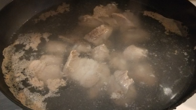 香菇排骨粥,焯一下水捞出来。