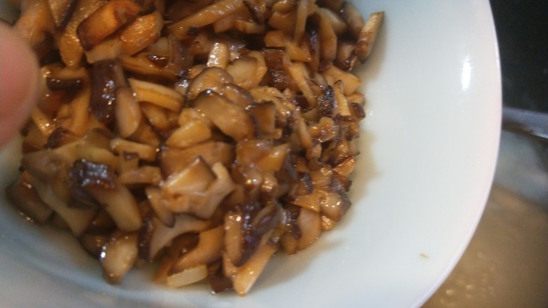 香菇排骨粥,倒入炒好的香菇。