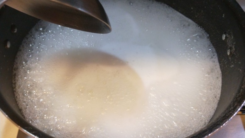 香菇排骨粥,加入适量水烧开放入大米。
