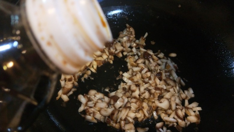 香菇排骨粥,加入适量美味鲜酱油炒均匀。