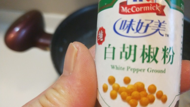 香菇排骨粥,加入适量白胡椒。