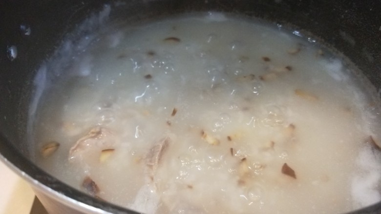 香菇排骨粥,加入适量油。