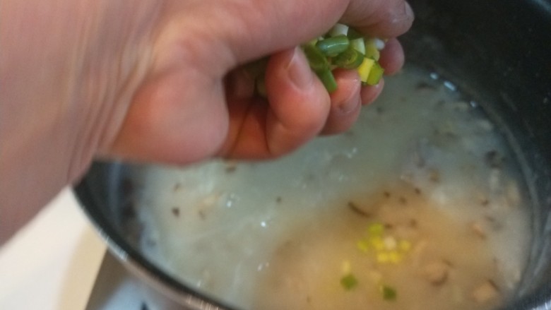 香菇排骨粥,撒上香葱即可食用。