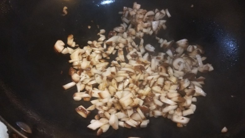 香菇排骨粥,加入葱姜炒香倒入香菇炒均匀。