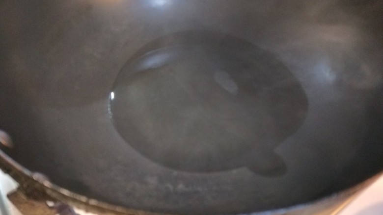 香菇排骨粥,锅中倒入适量油烧热。