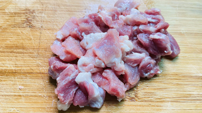 冬至美食+胡萝卜肉末蒸蛋,猪肉清洗干净切小块