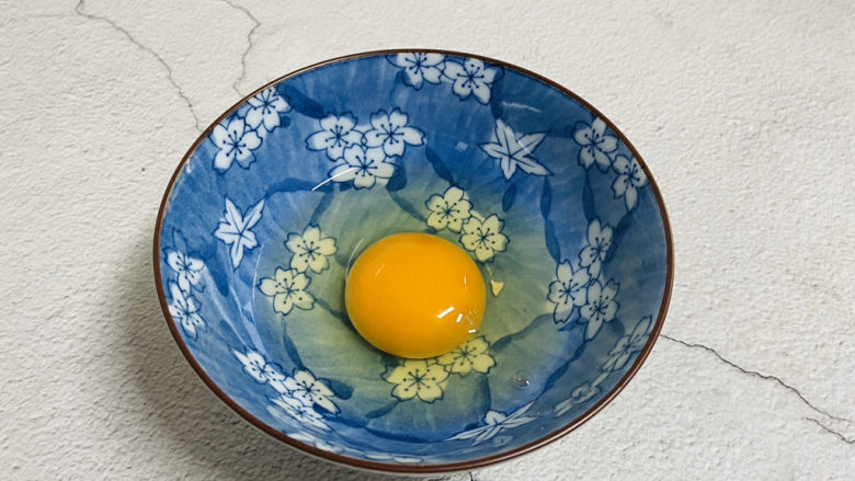 冬至美食+胡萝卜肉末蒸蛋,鸡蛋打入碗中备用