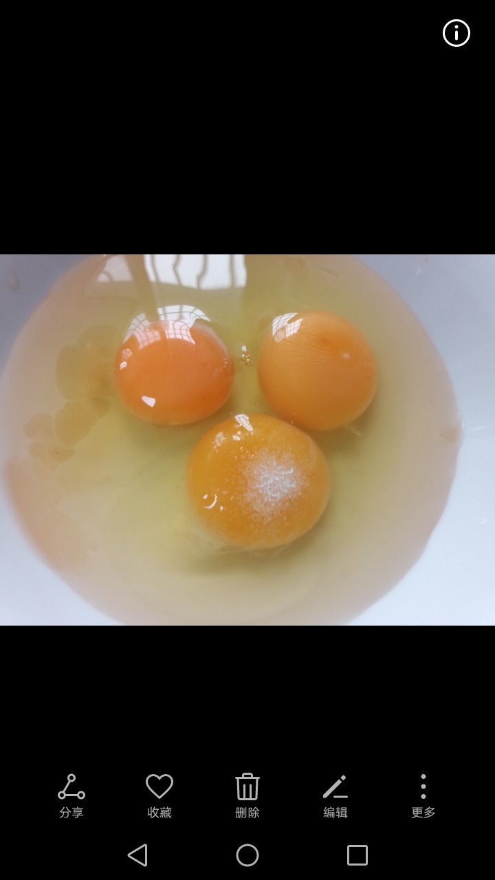 冬至美食  蛋饺,打入三个鸡蛋，加入适量盐和黄酒