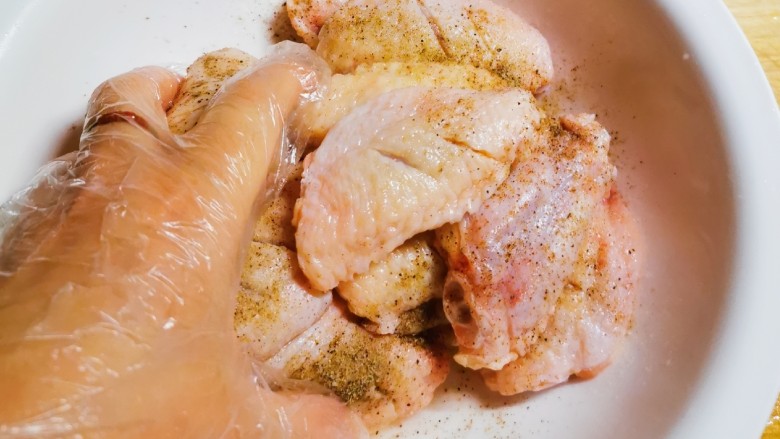 冬至美食  雪梨鸡翅,抓匀入味  静置腌制20分钟
