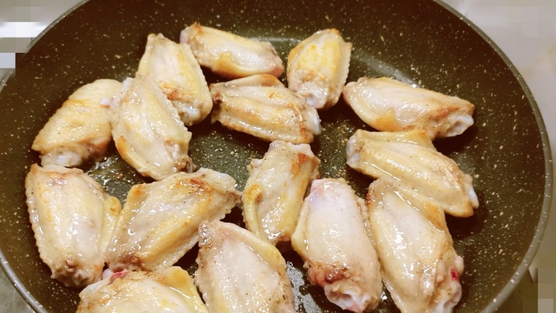 冬至美食  雪梨鸡翅,锅中放入食用油 油热后放入腌好的鸡翅中 煎至2面微微焦黄 取出备用