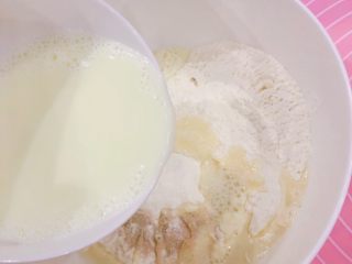 冬至美食～宝宝南瓜牛奶馒头,慢慢加入牛奶搅拌成絮状