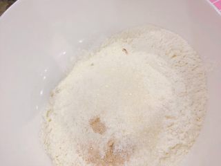 冬至美食～宝宝南瓜牛奶馒头,把酵母，白糖放入一半面粉中，另一半留着揉南瓜面用