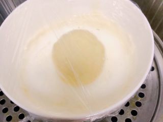 冬至美食～宝宝南瓜牛奶馒头,上蒸锅温水发酵2倍大，水温40度左右