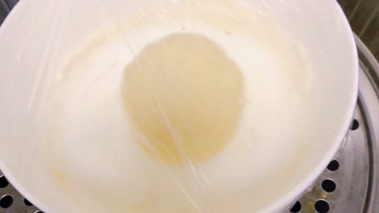 冬至美食～宝宝南瓜牛奶馒头,上蒸锅温水发酵2倍大，水温40度左右