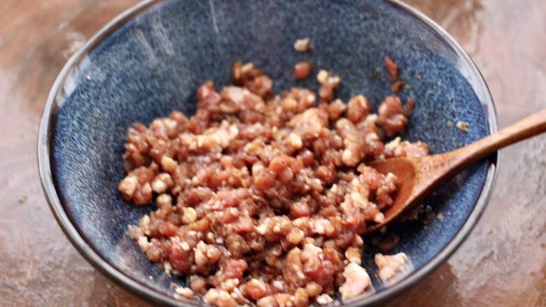 冬至美食～牛肉茼蒿饺子,把所有的食材，顺时针混合搅拌上劲。