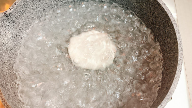 冬至美食 彩色小汤圆,将粿脆放入滚水中煮。