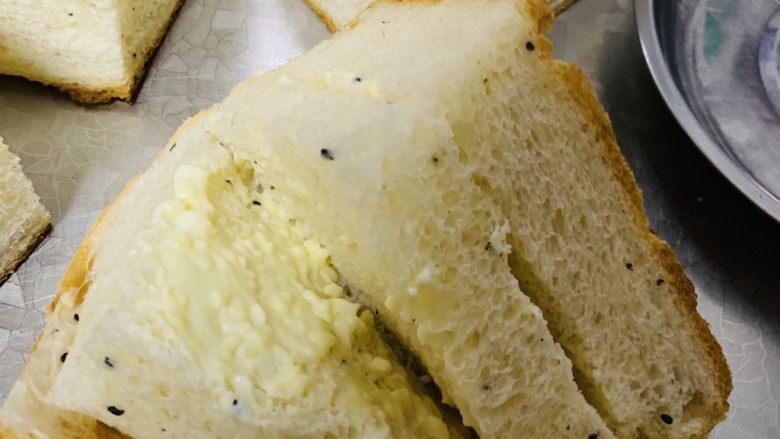 冬至美食—黑芝麻奶酪包,中间分开不要切断 抹奶酪馅
