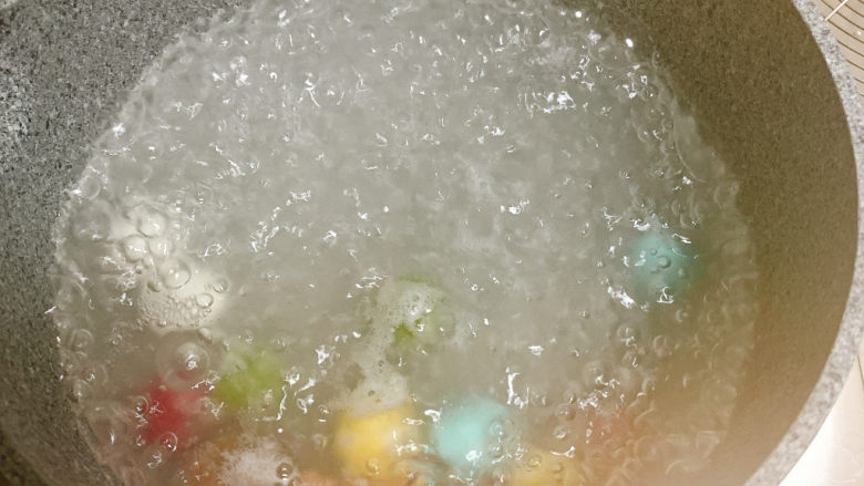 冬至美食 彩色小汤圆,将汤圆放入滚水中。