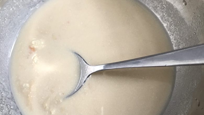 花蛤豆腐汤,加点水把腐乳搅拌均匀。