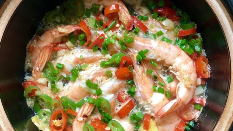 明虾煲,焖煮收汁后撒上葱花即可享用美味。