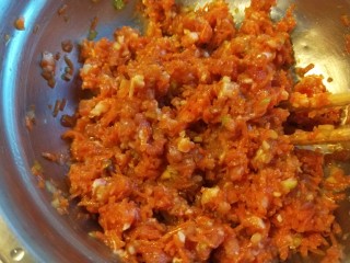 冬至美食+胡萝卜猪肉饺子,搅拌均匀即可。