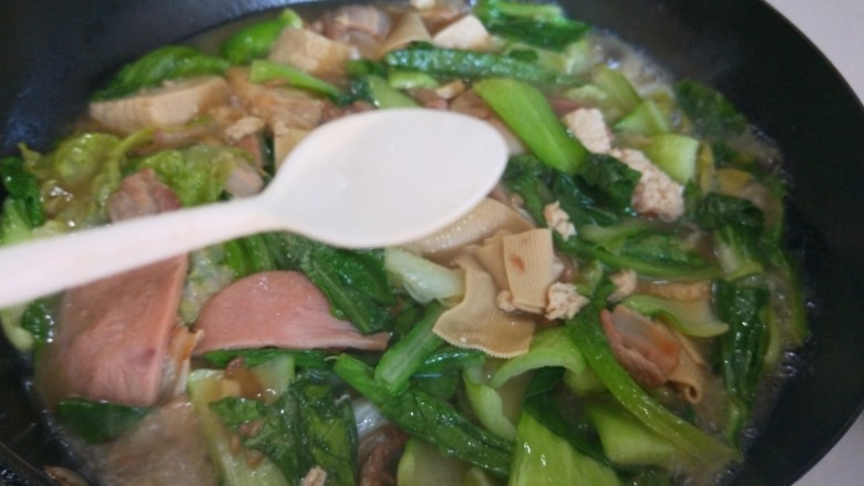 冬至美食+大烩菜,开锅就可以加入适量盐。
