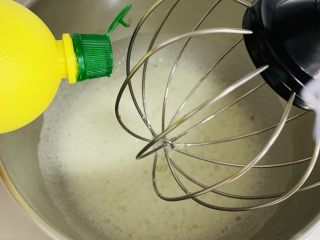 古早蛋糕,蛋白从冰箱取出，放入除湿机中加入柠檬汁几滴。