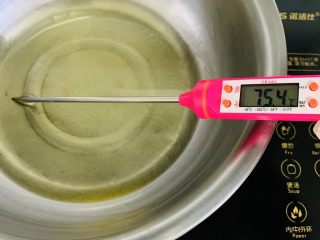古早蛋糕,玉米油放在电磁炉上加热到75度左右。