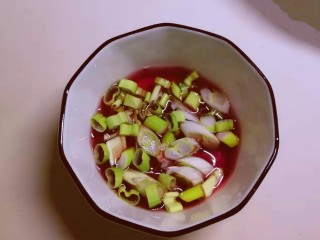 冬至美食  莓果烧鱼块,先做好碗汁备用  碗中放入蔓越莓果汁和葱片