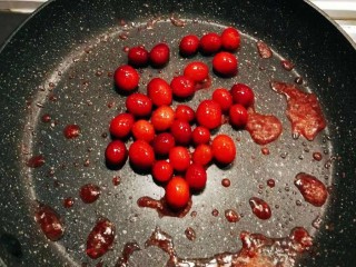 冬至美食  莓果烧鱼块,锅中底油继续加热 放入蔓越莓果粒翻炒1分钟