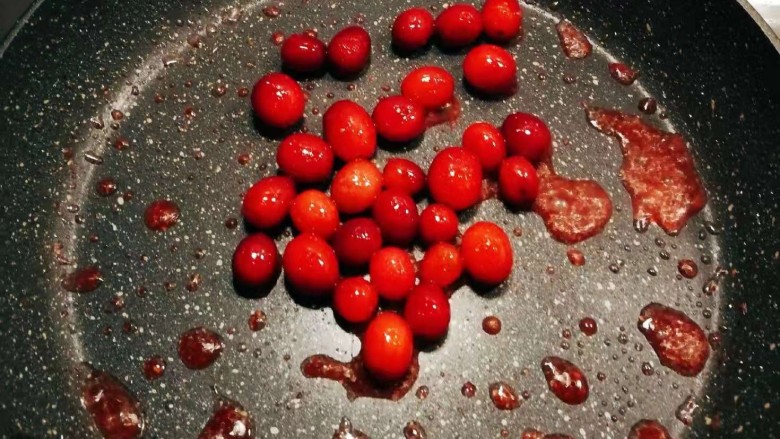 冬至美食  莓果烧鱼块,锅中底油继续加热 放入蔓越莓果粒翻炒1分钟