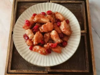 冬至美食  莓果烧鱼块,出锅装盘