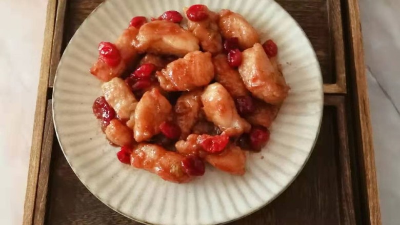 冬至美食  莓果烧鱼块,出锅装盘