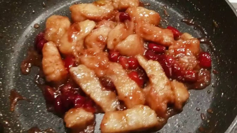 冬至美食  莓果烧鱼块,鱼块被酱汁包裹住了 关火
