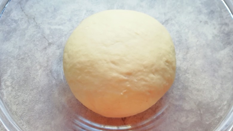 冬至美食  南瓜馅包子,揉成光滑的面团，盖上保鲜膜发酵至两倍大。