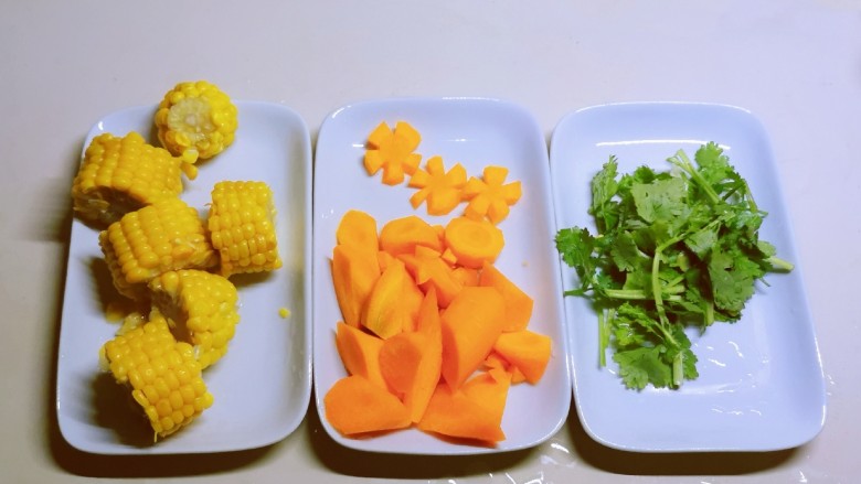 冬至美食  蔬菜鸡汤煲,水果玉米切段 胡萝卜去皮切块  香菜切小段