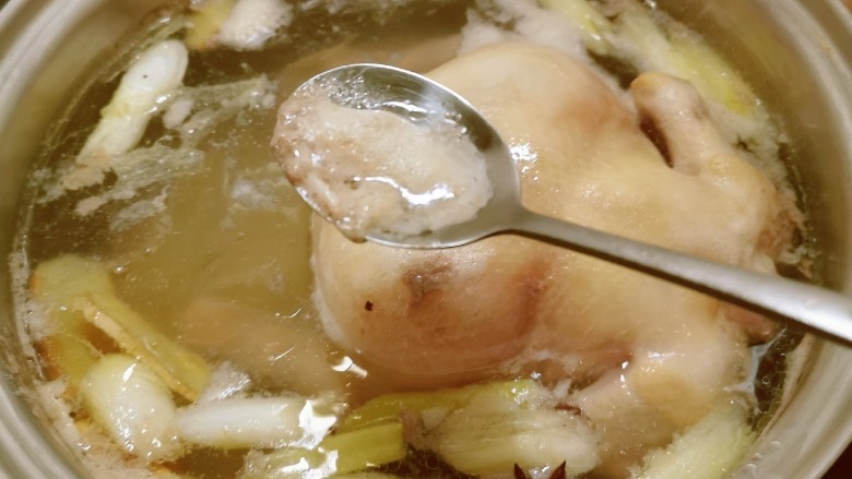 冬至美食  蔬菜鸡汤煲,煮制期间注意观察  撇去浮末  保持汤汁的清澈  