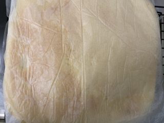 香葱肉松面包卷儿,出炉后倒扣在冷却架上，表面盖一层油纸，防止水分流失