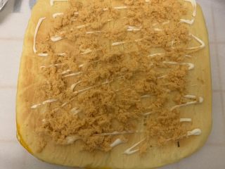 香葱肉松面包卷儿,凉到手温的时候，用小刀在面包片上切数条小口，不要切断了，再挤上沙拉酱，撒上肉松