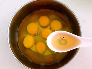 鸡蛋韭菜盒子,把鸡蛋打入盆里，加入料酒，把鸡蛋打散调匀
