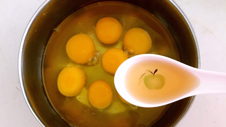 鸡蛋韭菜盒子,把鸡蛋打入盆里，加入料酒，把鸡蛋打散调匀