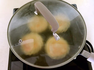 鸡蛋韭菜盒子,盖上锅盖煎至汤汁收干即可